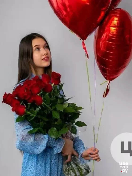 15 роз и шары в форме сердца 